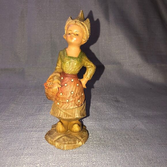 Vintage Copy Verb HM Dutch Girl made in Holland, Carrying a Basket of Flowers - Picture 1 of 7